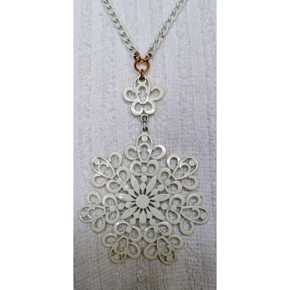 Vintage White Enamel Medallion Filigree Snowflake Pendant Necklace - Picture 2 of 7